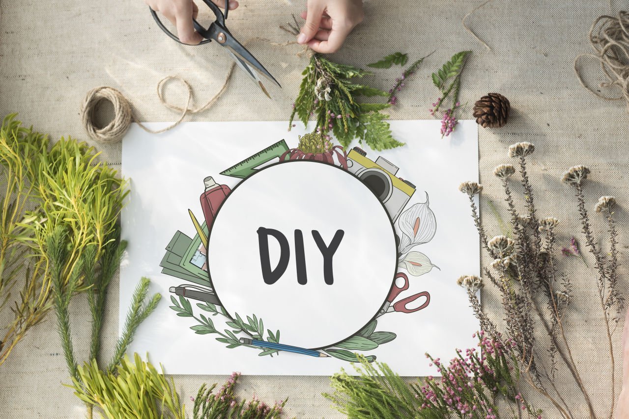 DIY 2024: Renkli ve Desenli Tabaklardan Duvar Süsü Yapma
