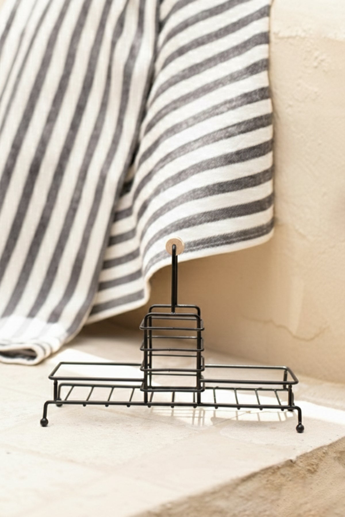 Essential Siyah Metal Ahşap Kulplu Stand 2'li Sıvı Sabunluk Seti Siyah 420 cc